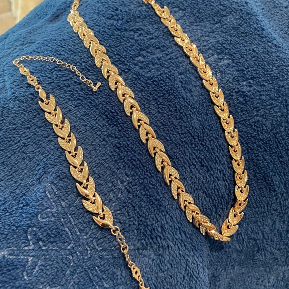 Necklace & Bracelet Set - Picture 9 of 9